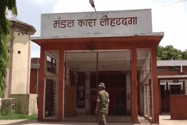 जेल में जिला प्रशासन व पुलिस की छापेमारी, कई आपत्तिजनक सामान जब्त