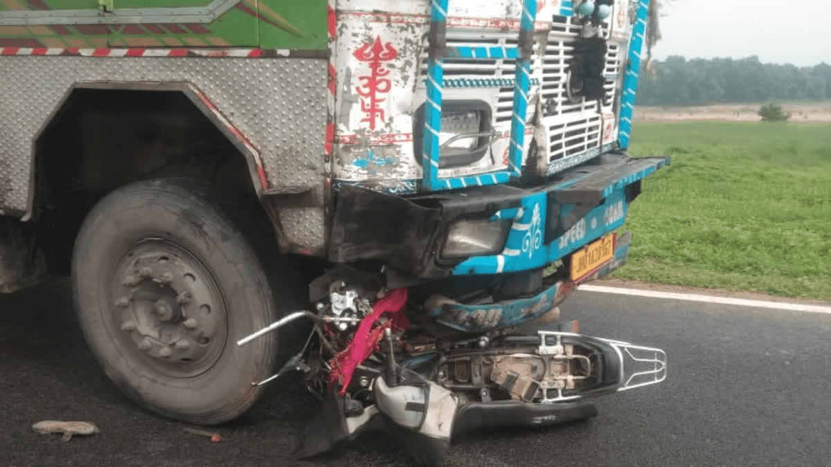 ट्रक ने बाइक को सामने से मारी टक्कर, दो नाबालिगों की दर्दनाक मौत