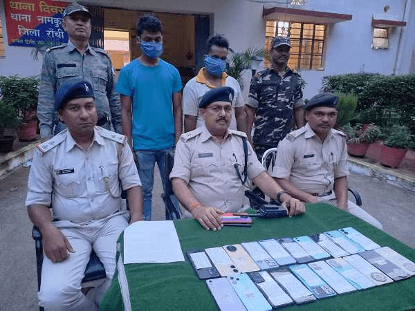 कोरियर कंपनी ‘वेयर हाउस’ से महंगे मोबाइल और लैपटॉप चोरी करने वाले 2 अपराधी गिरफ्तार