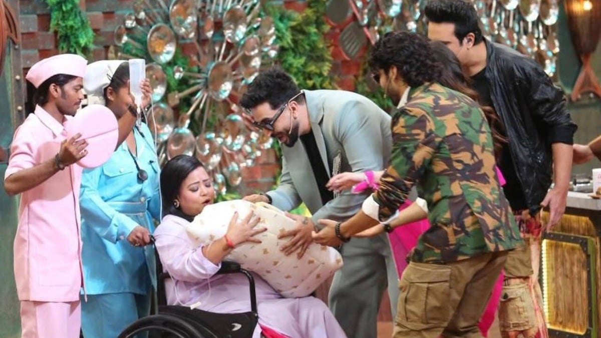 Bharti Singh व्हीलचेयर पर पहुंची Laughter Chefs 3, हाथ में लगी ड्रिप। फैन्स को लगा झटका!