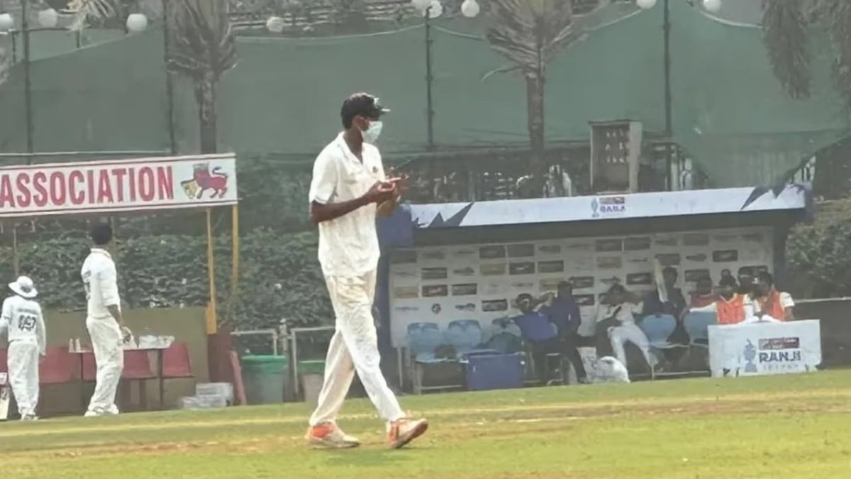 Ranji Trophy 2025-26: दिल्ली-मुंबई मैच में मास्क पहनकर मैदान पर उतरे सरफराज खान; जानें किससे बचने के लिए किया ये काम? | Pollution in Mumbai Sarfaraz Khan Musheer Khan Himanshu Singh wear mask during ranji trophy in mumbai