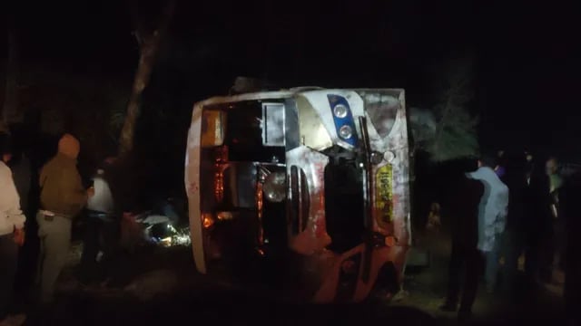 गुमला-चैनपुर मेन रोड़ टांगीनाथ धाम से लौट रही बस पलटी, महिला और बच्चे की मौत, कई घायल