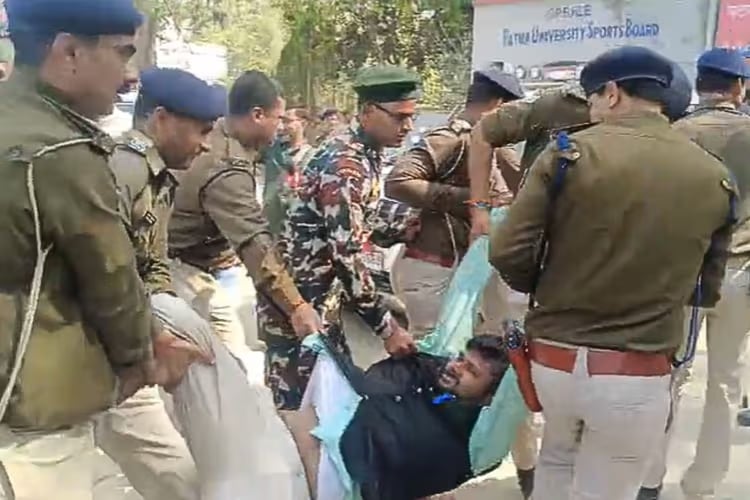 Ruckus during voting at Patna University; Tej Pratap