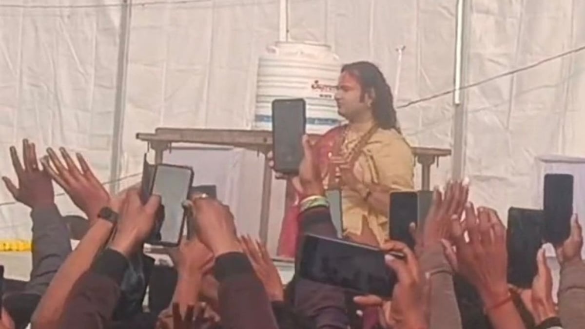 अनिरुद्धाचार्य महाराज की कथा के दौरान बिहार में बेकाबू हुई भीड़, महिलाएं बेहोश और कई श्रद्धालु घायल
