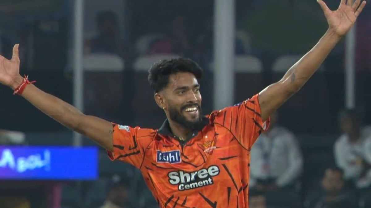 IPL 2026: प्रफुल हिंगे का ऐतिहासिक डेब्यू, पहले ही ओवर में 3 विकेट लेकर RR को किया तहस-नहस | Praful Hinge Vidarbha bowler three wickets in debut IPL over Vaibhav Sooryavanshi RR VS SRH