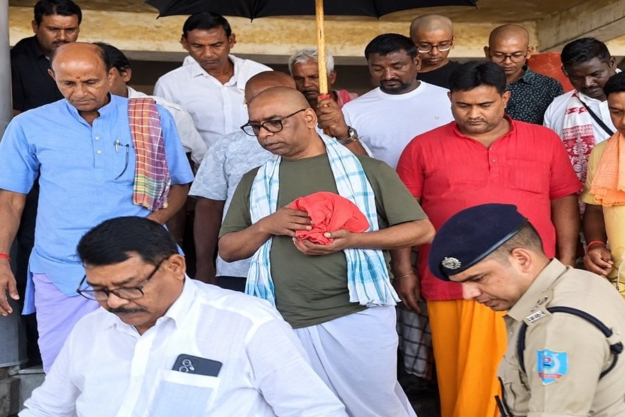 दामोदर में प्रवाहित हुईं स्वर्गीय रूपी सोरेन की अस्थियां, सीएम हेमंत ने निभाई रस्में