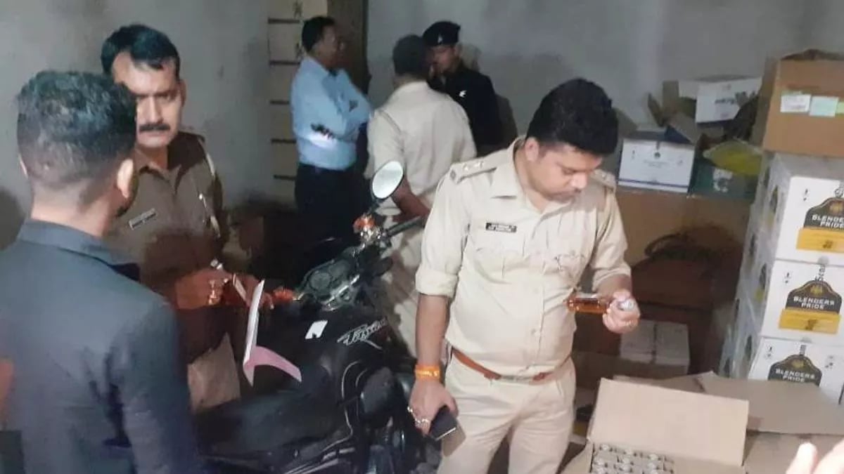 सरकारी दुकान में बिकती थी नकली शराब