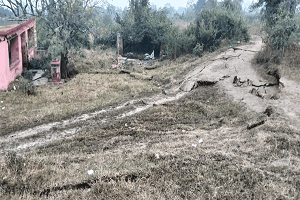 अलकडीहा में एक फीट नीचे धंस गया मंदिर