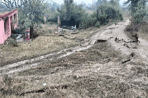 अलकडीहा में एक फीट नीचे धंस गया मंदिर