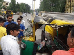 स्कूली बच्चों से भरे ऑटो और कार में हुई टक्कर, कई बच्चे घायल
