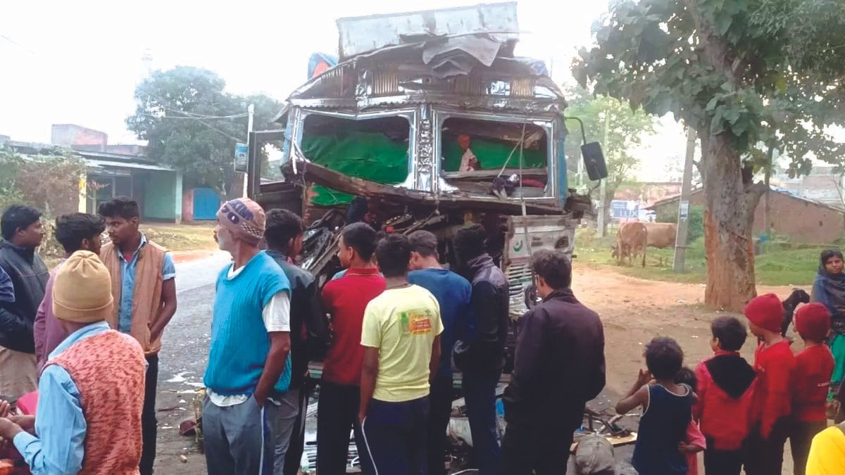 सड़क किनारे खड़े हाईवा में ट्रक ने पीछे से मारी जोरदार टक्कर, दो की मौत