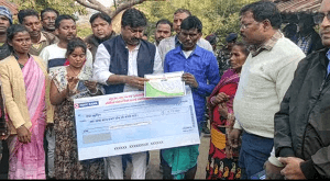 रेबिका पहाड़िन के परिवार को मिला 4 लाख 12 हजार 5 सौ रुपय का चैक