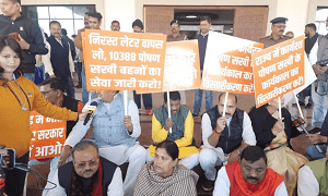 1932 पर सरकार के जवाब के बाद हंगामा, वेल में पहुंचे भाजपा विधायकभाजपा विधायकों ने की नारेबाजी