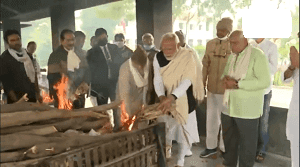 प्रधानमंत्री नरेंद्र मोदी की मां हीराबेन का निधन, पुत्र ने माँ को दी मुखाग्नि