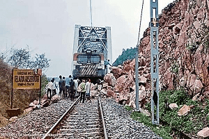 कोडरमा में रेलवे ट्रैक पर रात को गिरा पहाड़ का मलबा, परिचालन हुआ बाधित