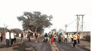 शिवलिंग हटाने पर रेलवे अधिकारियों और ग्रामीणों में बहस, सड़क जाम