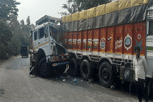 चंदवा : पत्थर लदे ट्रेलर और ट्रक में टक्कर