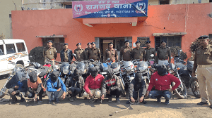 8 मोटरसाइकिल चोर गिरफ्तार,13 मोटरसाइकिल और स्कूटी बरामद