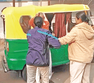 2 लेडी कॉन्स्टेबल ने बुजुर्ग टीचर को सड़क पर पीटा