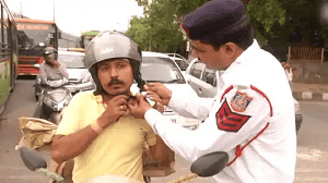 हेलमेट पहना हुआ है फिर भी कटेगा 2 हजार का चालान