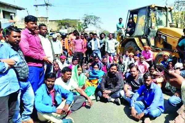 ट्रैक्टर की चपेट में आने से बाइक सवार दो चचेरे भाईयों की मौत, एनएच किया जाम