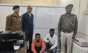 लोहरदगा: सरकारी शराब दुकान से अवैध विदेशी शराब के साथ दो गिरफ्तार
