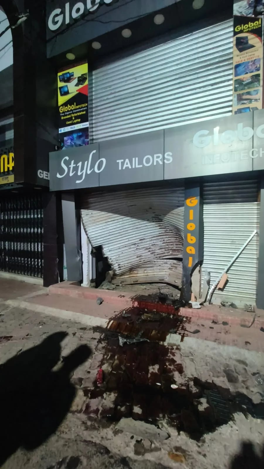 अनियंत्रित कार ने एक दुकान में मारी टक्कर, दो व्यक्ति की मौत