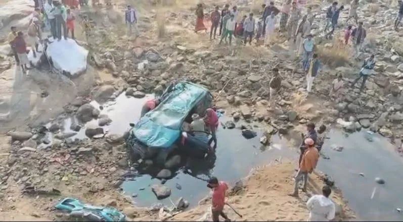 अनियंत्रित कार पुल के नीचे गिरी,एक की मौत