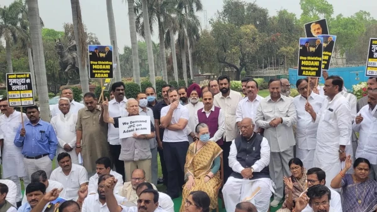 संसद परिसर में धरने पर बैठे राहुल-सोनिया