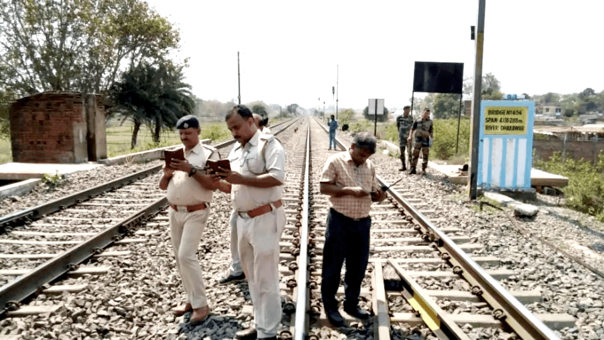 घर से काम की तलाश में निकले दो युवकों का शव पटरी पर मिला