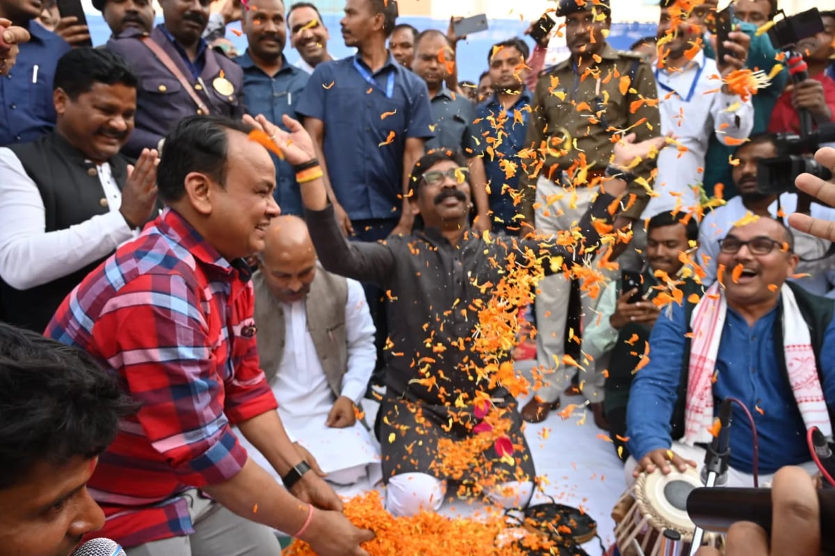 झारखंड विधानसभा परिसर में आयोजित होली मिलन समारोह कार्यक्रम में सम्मिलित हुए मुख्यमंत्री हेमन्त सोरेन