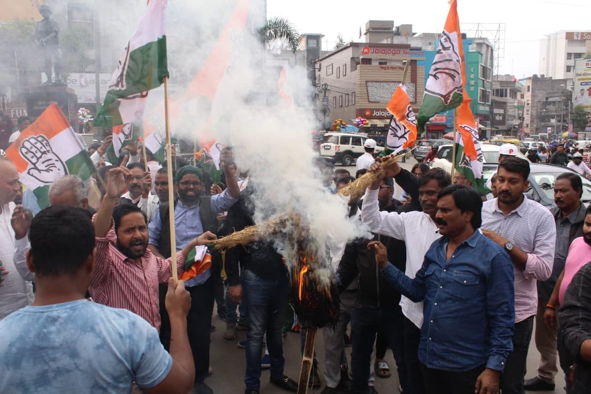 राहुल गांधी के खिलाफ किए गए करवाई को लेकर गृहमंत्री अमित शाह का पुतला दहन किया गया