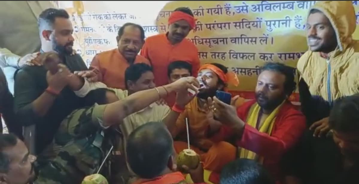 हजारीबाग के बड़ा अखाड़ा में चल रहा आमरण अनशन छठे दिन टूटा