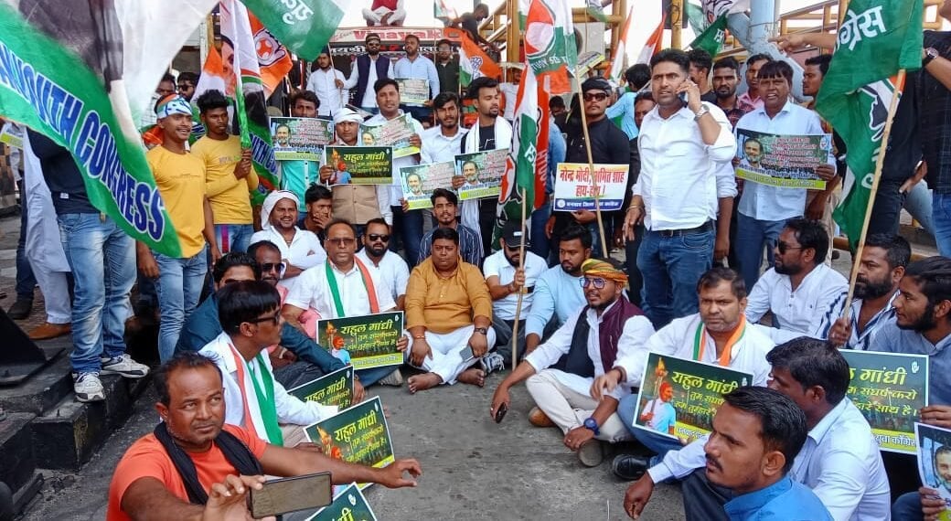 राहुल गांधी की सदस्यता समाप्ति के खिलाफ टोल प्लाजा घेरा
