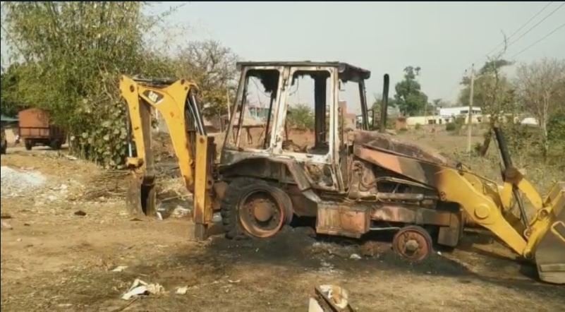 नक्सलियों का तांडव, जेसीबी मशीन, जेनरेटर को किया आग के हवाले