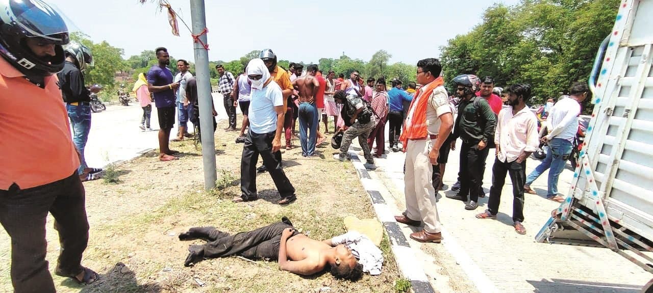 धनबाद-बोकारो रोड पर डिवाइडर से टकराकर बाइक सवार युवक की मौत