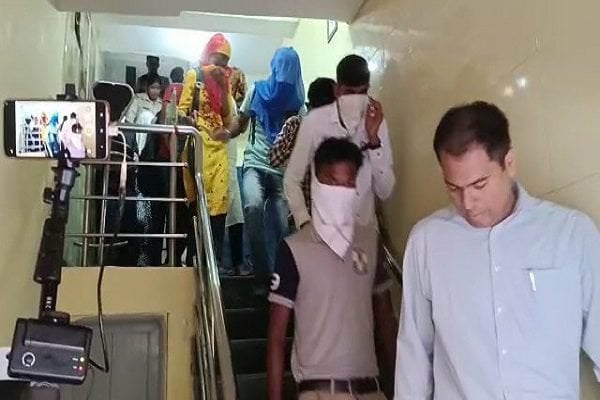 पुलिस ने 10 युवक-युवतियों को लिया हिरासत में, जाने क्यों ….