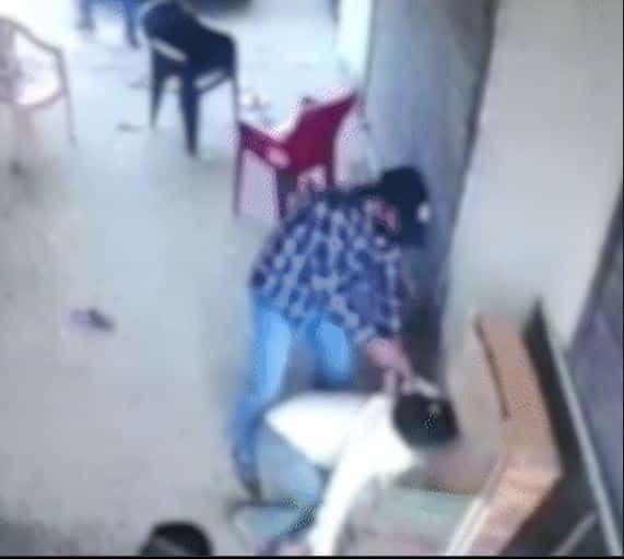 बच्चे के साथ खेल रहा युवक को दो अपराधियों ने घर में घुसकर मारी गोली, मौत