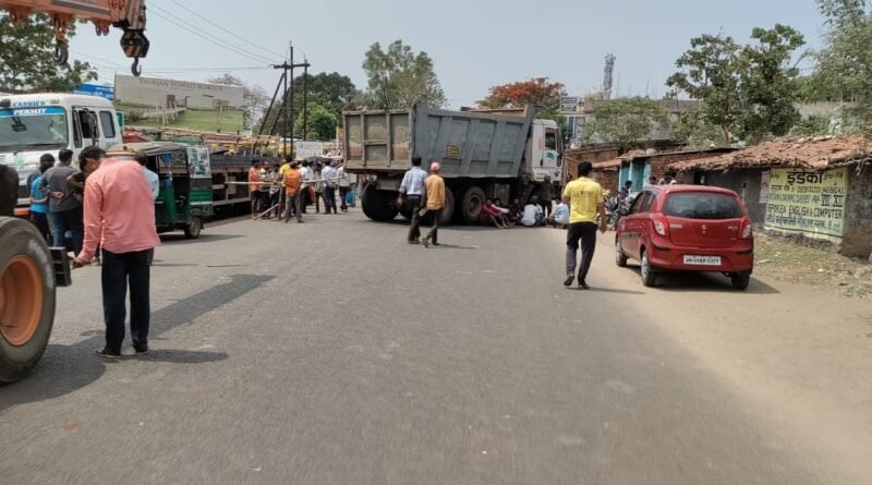 ट्रेलर की चपेट में आने से ऑटो चालाक की मौत, स्थानीय लोगों और पुलिस के बीच हुई झड़प