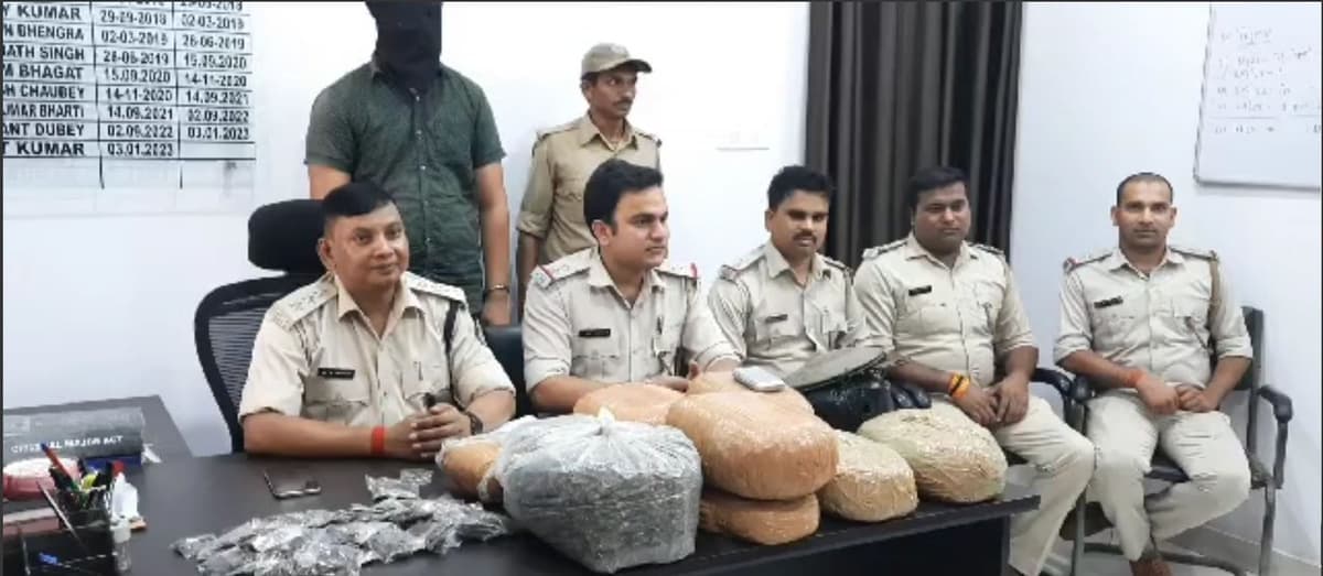रीवर साईड भुरकुंडा में पुलिस ने छापेमारी अभियान के दौरान एक व्यक्ति को 13.5 गांजा के साथ किया गिरफ्तार