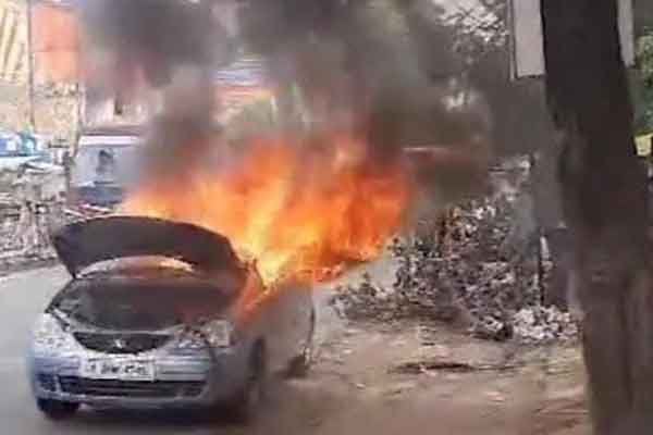 रांची : मेन रोड में चलती कार में लगी अचानक आग