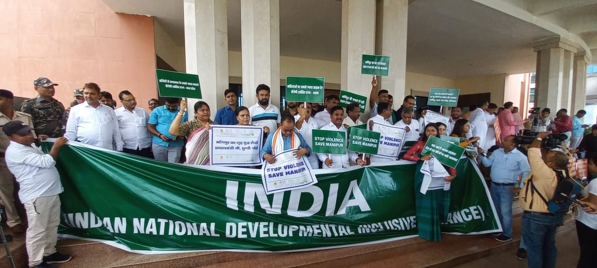 इंडिया के बैनर तले विपक्षी विधायकों ने किया नारेबाजी-प्रदर्शन