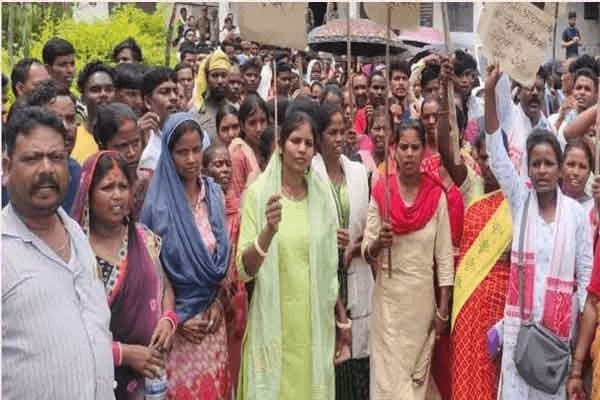 छात्राओं से छेड़खानी को लेकर लोगों ने किया पिठोरिया थाना का घेराव