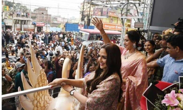 फिल्म अभिनेत्री हेमा मालिनी और ईशा देओल को देखने रांची में उमड़ी भीड़
