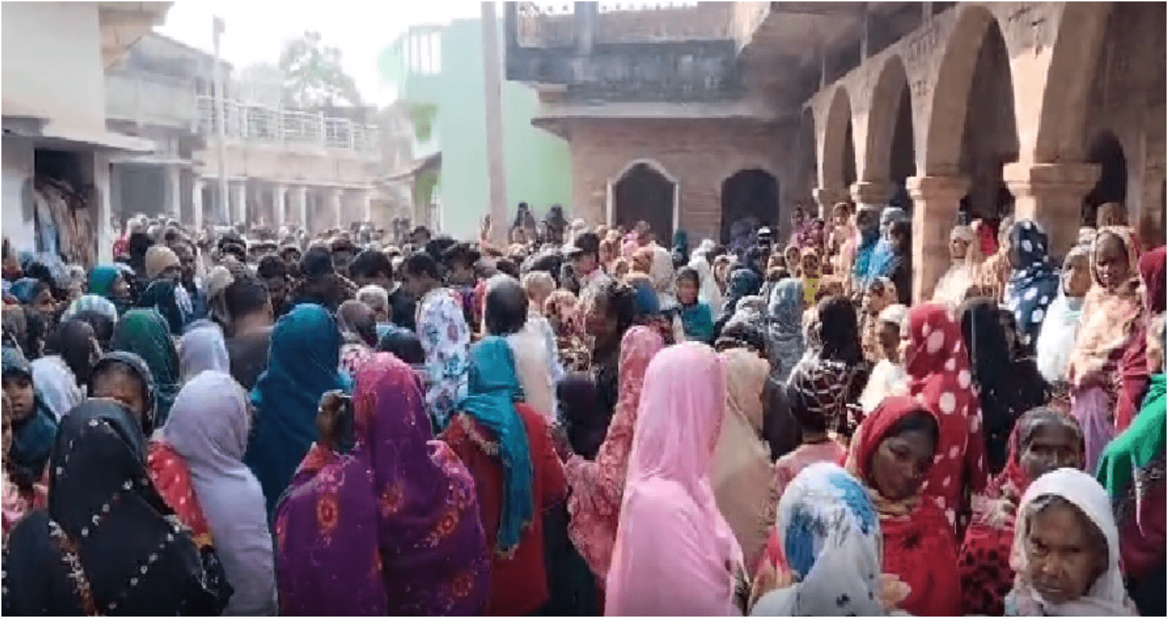 घर के बाहर खेलने गई 4 साल की बच्ची का खेत में शव मिलने से सनसनी