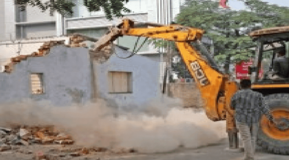 जमशेदपुर मे करोड़ों के अपार्टमेंट पे चढ़ा दिया बुलडोजर, जाने क्या है मामला…