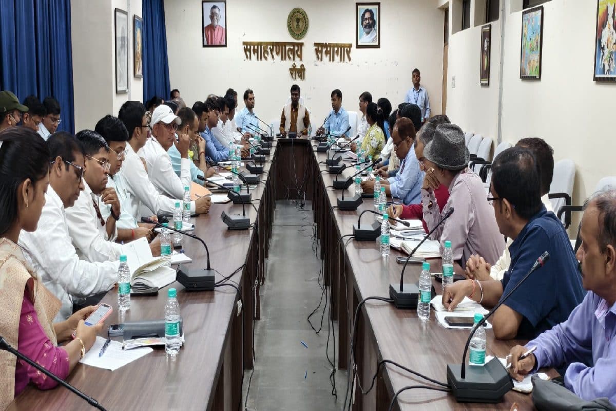 वरीय पदाधिकारियों के साथ बैठक करते रांची डीसी