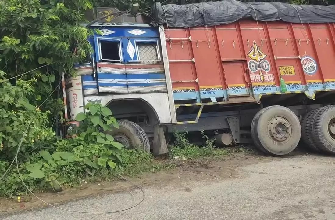 Dhanbad: शहरपुरा में चावल लदा ट्रक हाइटेंशन तार से टकराया