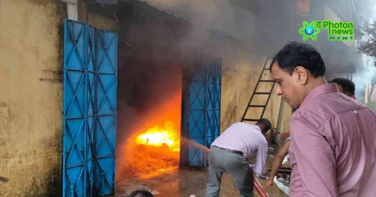Adityapur में प्लास्टिक ग्लास फैक्ट्री में लगी भीषण आग, लाखों का नुकसान