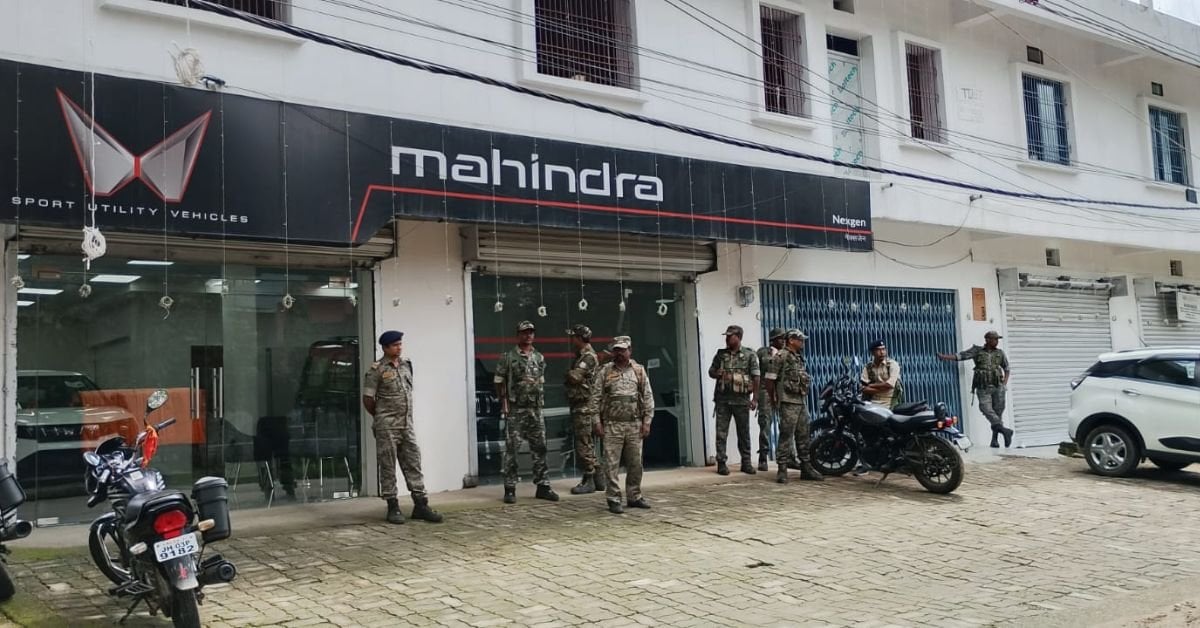 ACB Raid Gumla : गुमला के महिंद्रा नेक्सजेन शोरूम में पहुंची एसीबी की टीम, छापेमारी से मच गई अफरा-तफरी : Gumla News